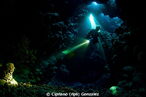 diver at St Johns cave. Magic dive by Cipriano (ripli) Gonzalez 